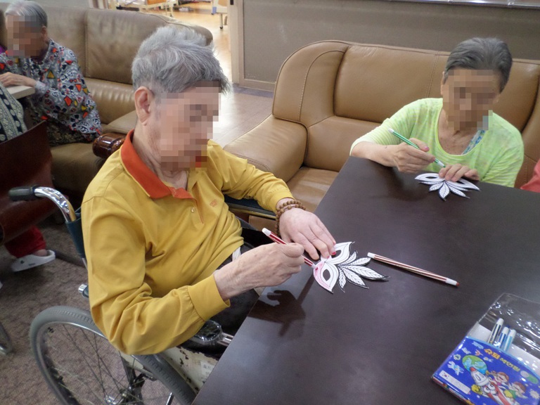 6월 24일 가면 만들기를 진행하였습니다.