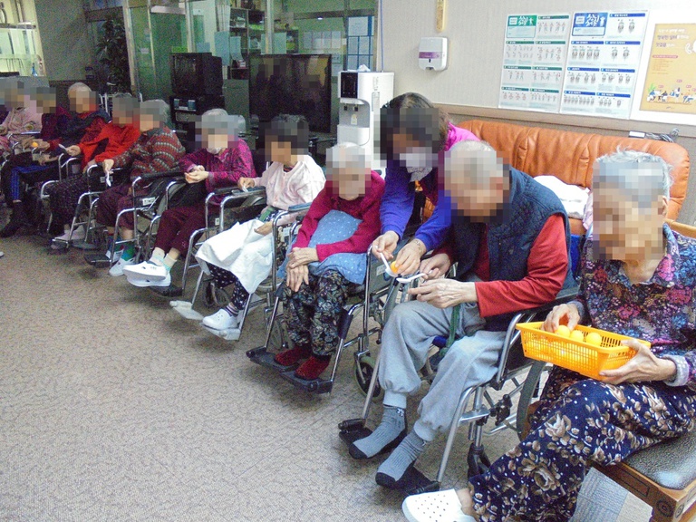 숟가락으로 옮기기