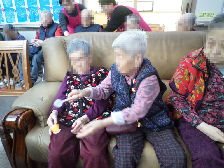 숟가락으로 옮기기