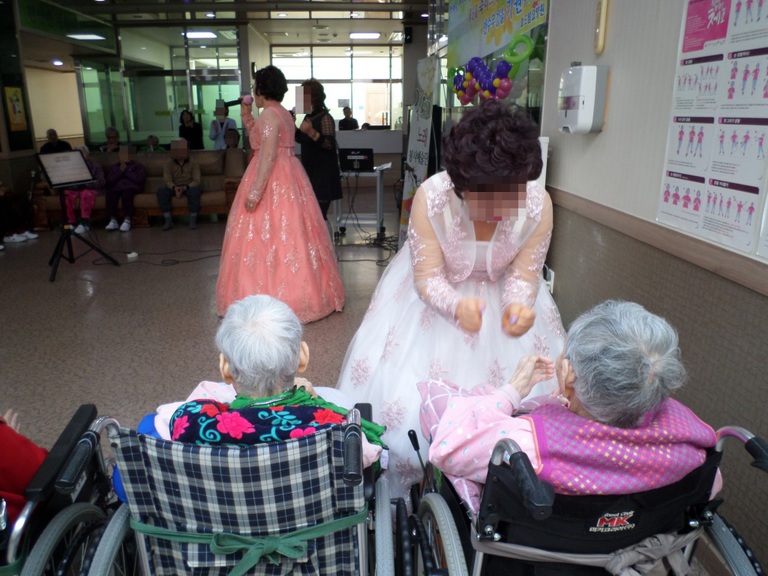 생신잔치 및 꽃댕기 노래봉사