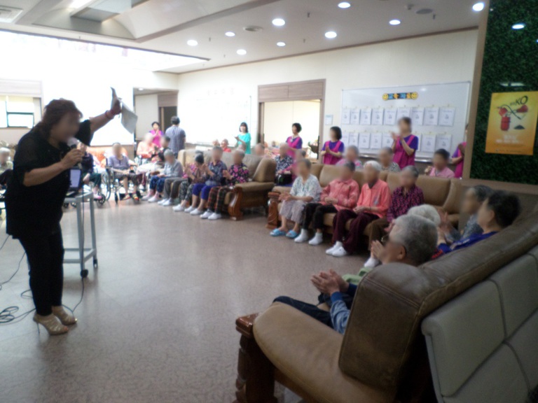 6월 7일 꽃댕기 노래봉사단 공연이 있었습니다.