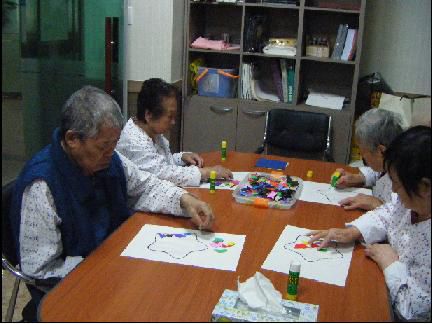 어르신들의 프로그램활동 사진