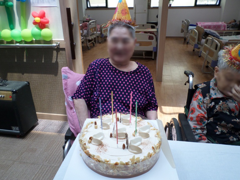 6월 15일 생신잔치 및 다사랑음악봉사대 공연이 있었습니다.