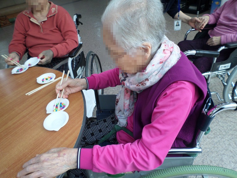 젓가락으로 옮기기