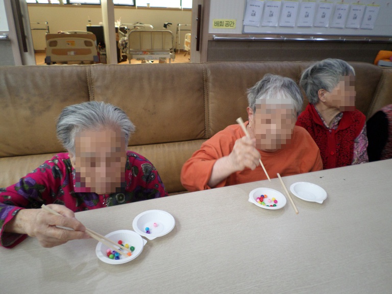 젓가락으로 옮기기